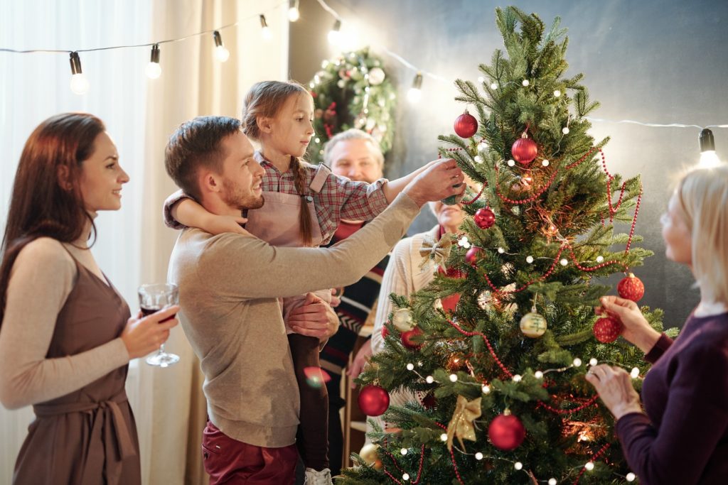 Weihnachten mit der Familie am Tannenbaum